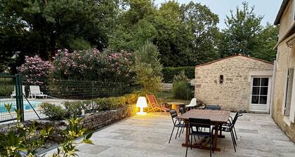 Charming house, swimming pool, countryside, halfway between La Rochelle and Puy-du-Fou