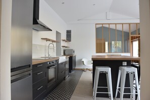 Fridge, microwave, oven, stovetop - Charming house, swimming pool, countryside, halfway between La Rochelle and Puy-du-Fou (Xanton-Chassenon)