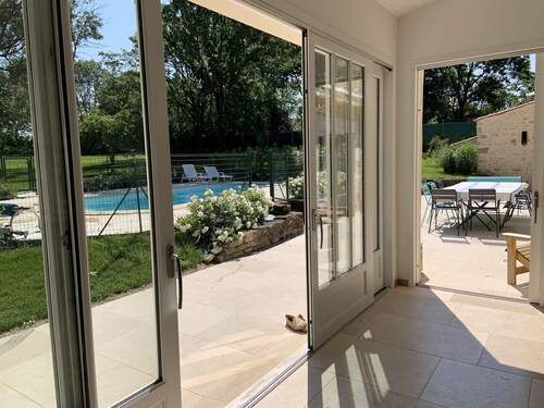 Charming house, swimming pool, countryside, halfway between La Rochelle and Puy-du-Fou