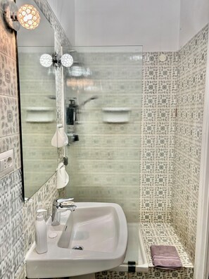 Badewanne, Haartrockner, Bidet, Handtücher