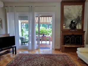 Smart TV, fireplace, books - CHARMING HOUSE IN CASAL PALOCCO, ROME 220SQM - TERRACE AND GARDEN (ITALIA)