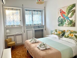 4 عدّة غرف نوم ومكواة/لوح كي وواي فاي وملاءات أسرّة