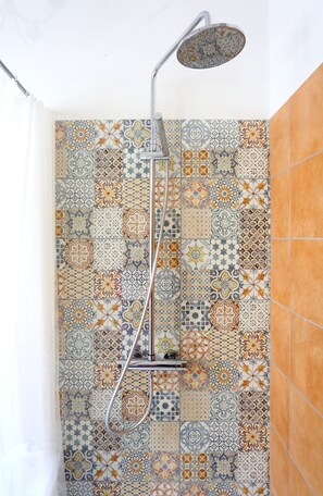 Combined shower/tub, hair dryer, bidet, towels - Beautiful Historic Tuscan Villa with pool, a few steps to restaurants, shops (Bagni di Lucca)