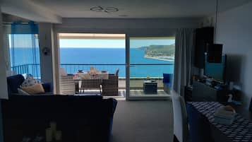 Älytelevisio, DVD-soitin, kirjoja, stereot