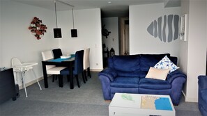 Smart-TV, DVD-Player, Bücher, Stereoanlage