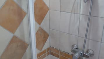 Douche, serviettes fournies, papier toilette