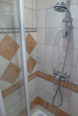 Ducha, toallas, papel higiénico