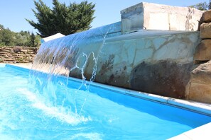 Une piscine agrémentée d’une cascade.
