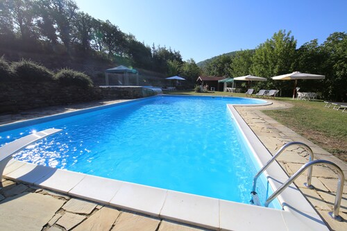 Small villa with a big garden and a big swimming pool - Sassoferrato