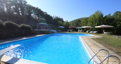 Small villa with a big garden and a big swimming pool - Sassoferrato