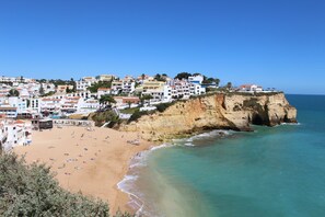 Beach towels - Rustic apartment in Praia de Carvoeiro, Algarve (Carvoeiro)