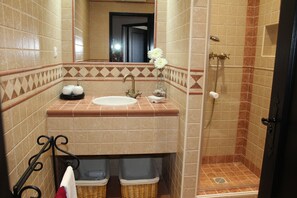 Shower, hair dryer, towels, soap - Rustic apartment in Praia de Carvoeiro, Algarve (Carvoeiro)