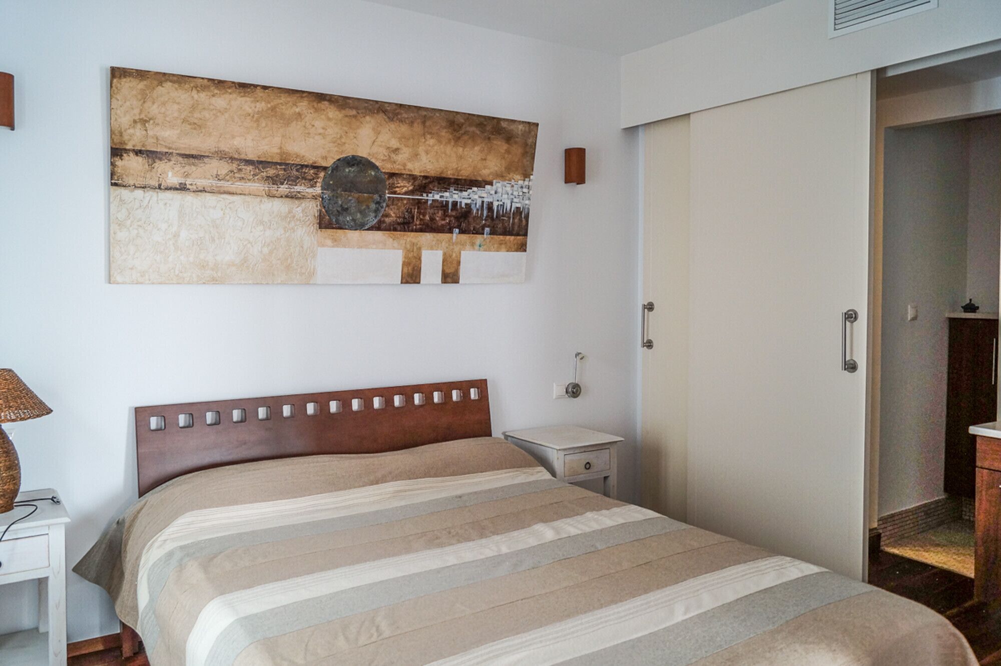 3 slaapkamers, een strijkplank/strijkijzer, gratis wifi, beddengoed