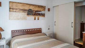 3 slaapkamers, een strijkplank/strijkijzer, gratis wifi, beddengoed