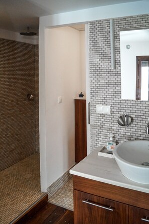 Dusche, Haartrockner, Handtücher