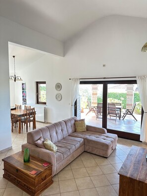 تلفزيون ذكي، مشغل دي في دي، كُتُب