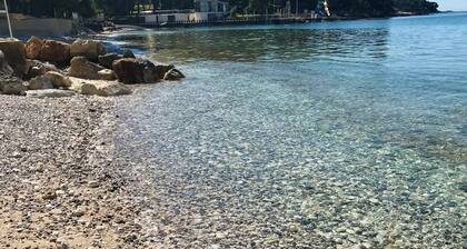 Huvila uima-allas rauhallisessa Edge Of Village Setting