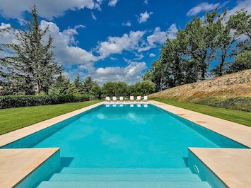 private salt integrated - chlorine free huge pool