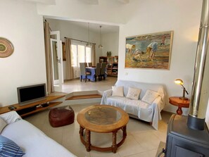 Smart TV, books, stereo