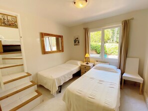 4 chambres, coffre-fort, fer et planche à repasser, lit de bébé portatif