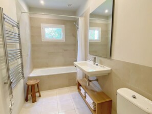 Ensemble baignoire-douche, séchoir à cheveux, serviettes fournies