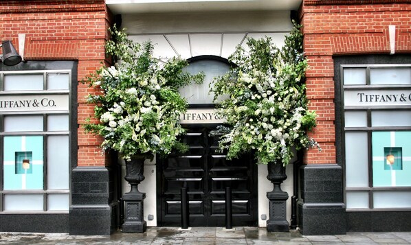 L’entrée d’un bâtiment, avec deux portes et l’inscription « TIFFANY & CO. » sur les portes.