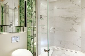 Appartement, 3 chambres, non-fumeurs | Salle de bain | Articles de toilette gratuits, sĂšche-cheveux, serviettes fournies