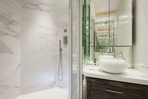 Apartment, 3 Bedrooms, Non Smoking | Bathroom | Free toiletries, hair dryer, towels - Modern Apartment in Hampstead (London)