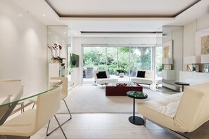 Leilighet, 3 soverom, ikke-røyk | Oppholdsrom | Flatskjerm-TV