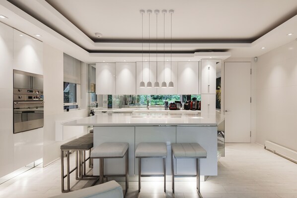 Leilighet, 3 soverom, ikke-røyk | Eget kjøkken | Ovn, kokeplater, oppvaskmaskin og kaffetrakter/tekoker