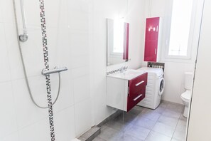 Douche, sèche-cheveux, serviettes fournies, savon