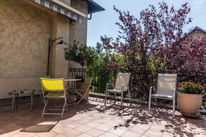 Outdoor dining - House with character (Aix-En-Provence)