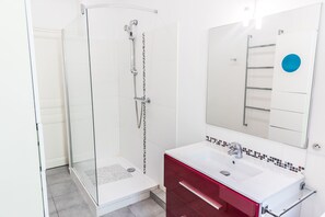 Douche, sèche-cheveux, serviettes fournies, savon