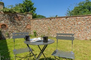 Outdoor dining - Tun House, Letheringsett, Norfolk (Letheringsett)