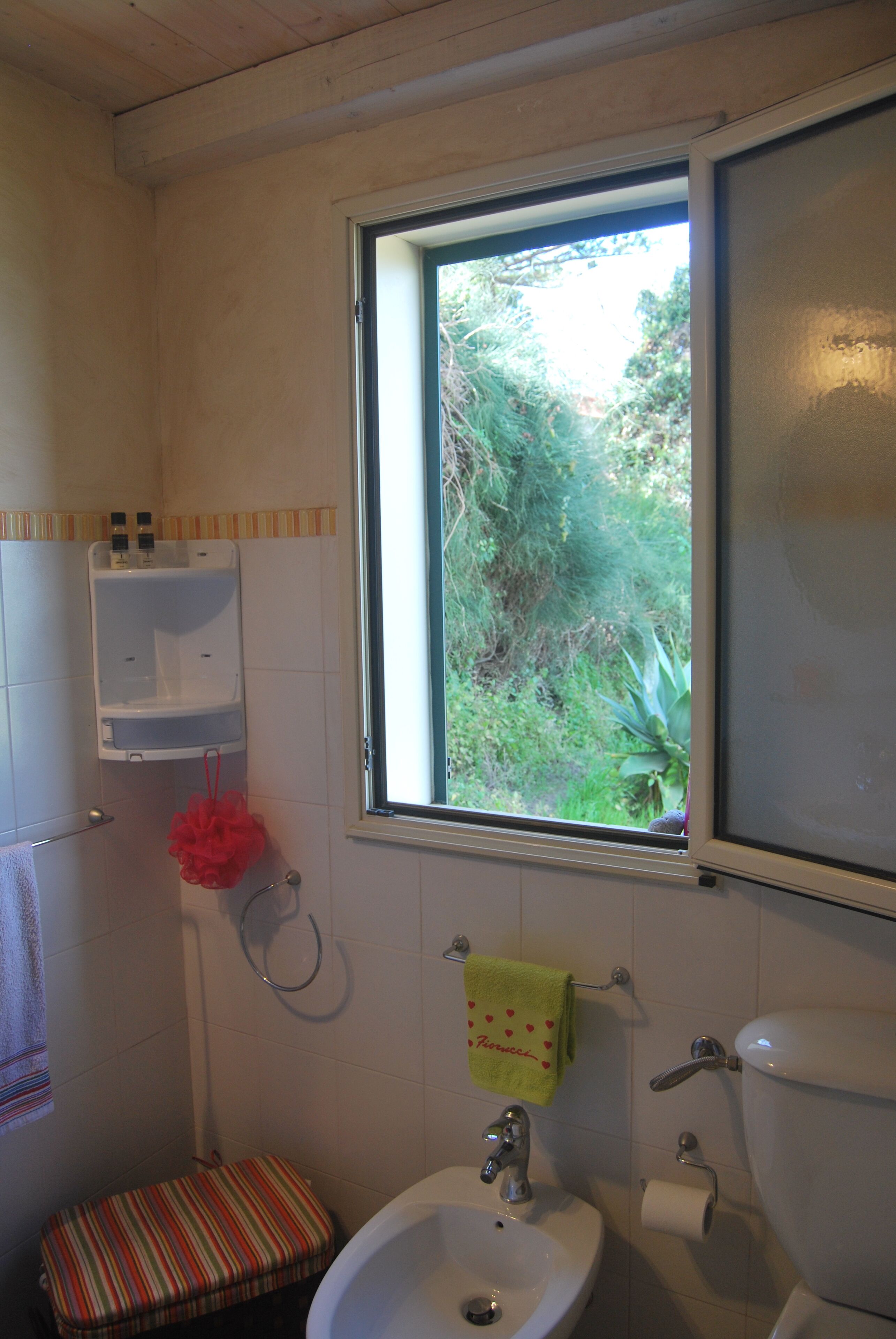 Villa surrounded by greenery, a stone's throw from the sea