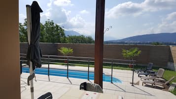 Una piscina al aire libre, una piscina climatizada