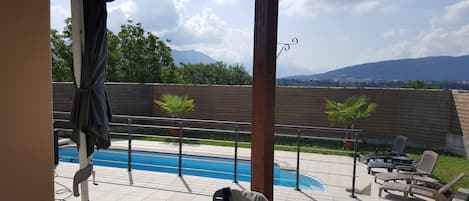 Alberca al aire libre y alberca climatizada