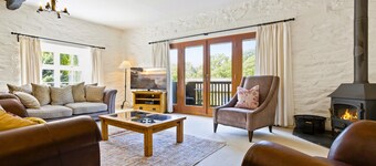 Charcoal House - Luxury, peaceful, country house, off-road parking, EV charging