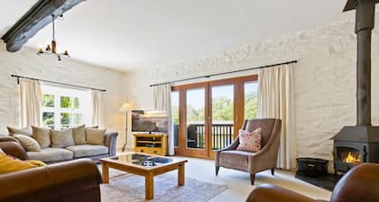 Charcoal House - Luxury, peaceful, country house, off-road parking, EV charging