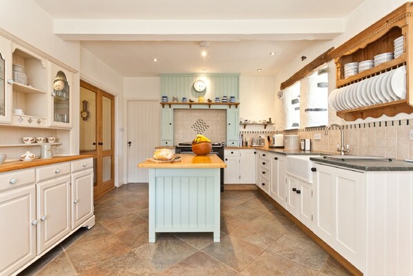 Fridge, microwave, oven, stovetop - Charcoal House - Luxury, peaceful, country house, off-road parking, EV charging (Near Coniston Water)