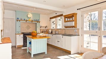 Een koelkast, een magnetron, een oven, een kookplaat