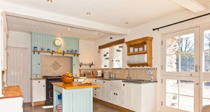 Charcoal House - Luxury, peaceful, pet friendly country house