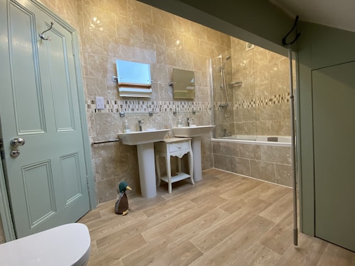 ⭐️⭐️⭐️⭐️⭐️ Outstanding refurbished home in the heart of Coniston Village