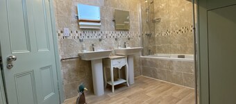 ⭐️⭐️⭐️⭐️⭐️ Outstanding refurbished home in the heart of Coniston Village