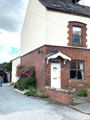 Exterior - ⭐️⭐️⭐️⭐️⭐️ Outstanding refurbished home in the heart of Coniston Village (Coniston)