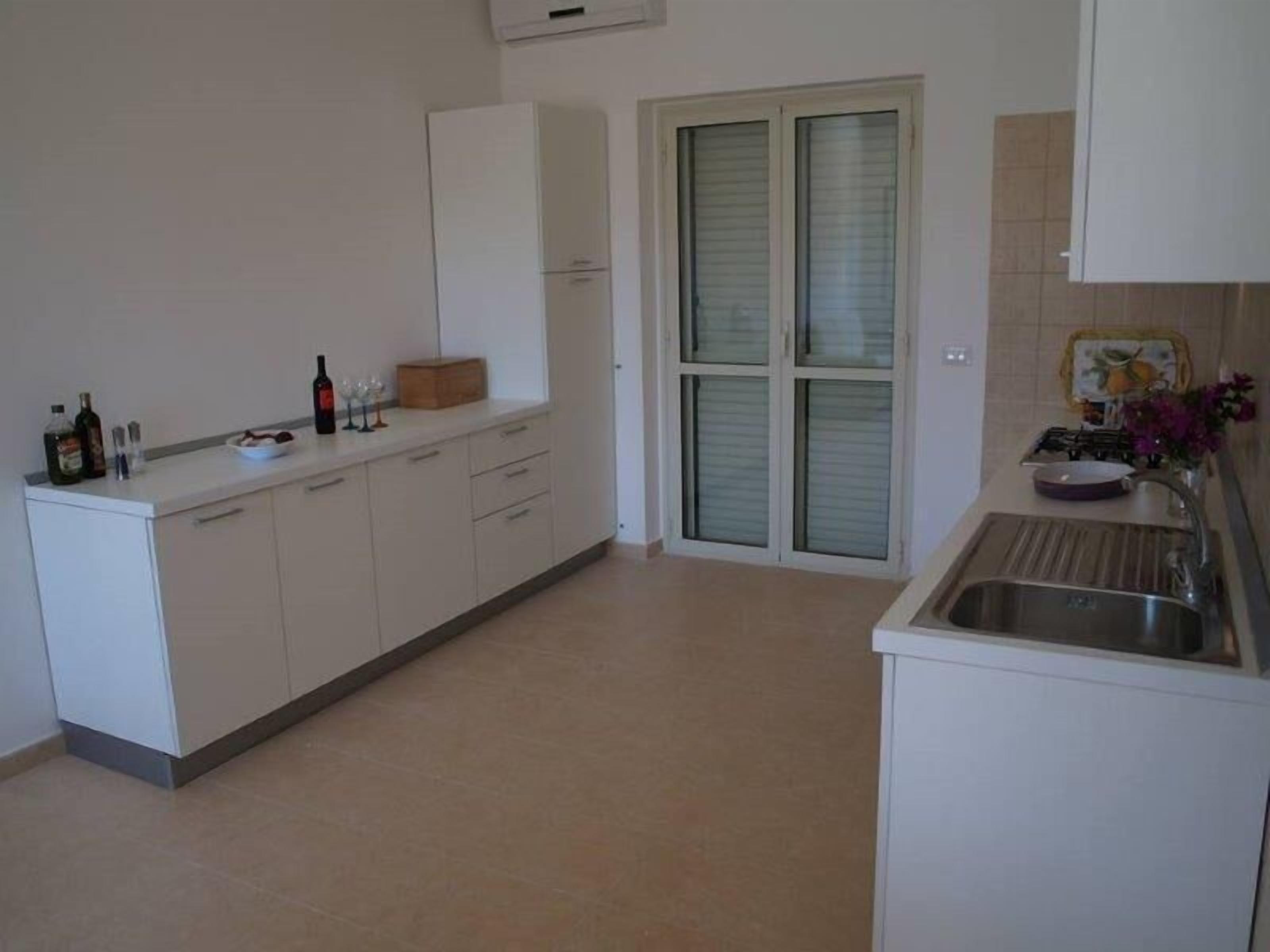 Refrigerador, horno, placa de cocina, lavavajillas