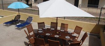 Spacious 10 bed town house 250 metres from the beach
