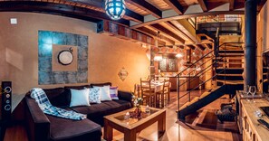 Televisión, chimenea, libros y estéreo