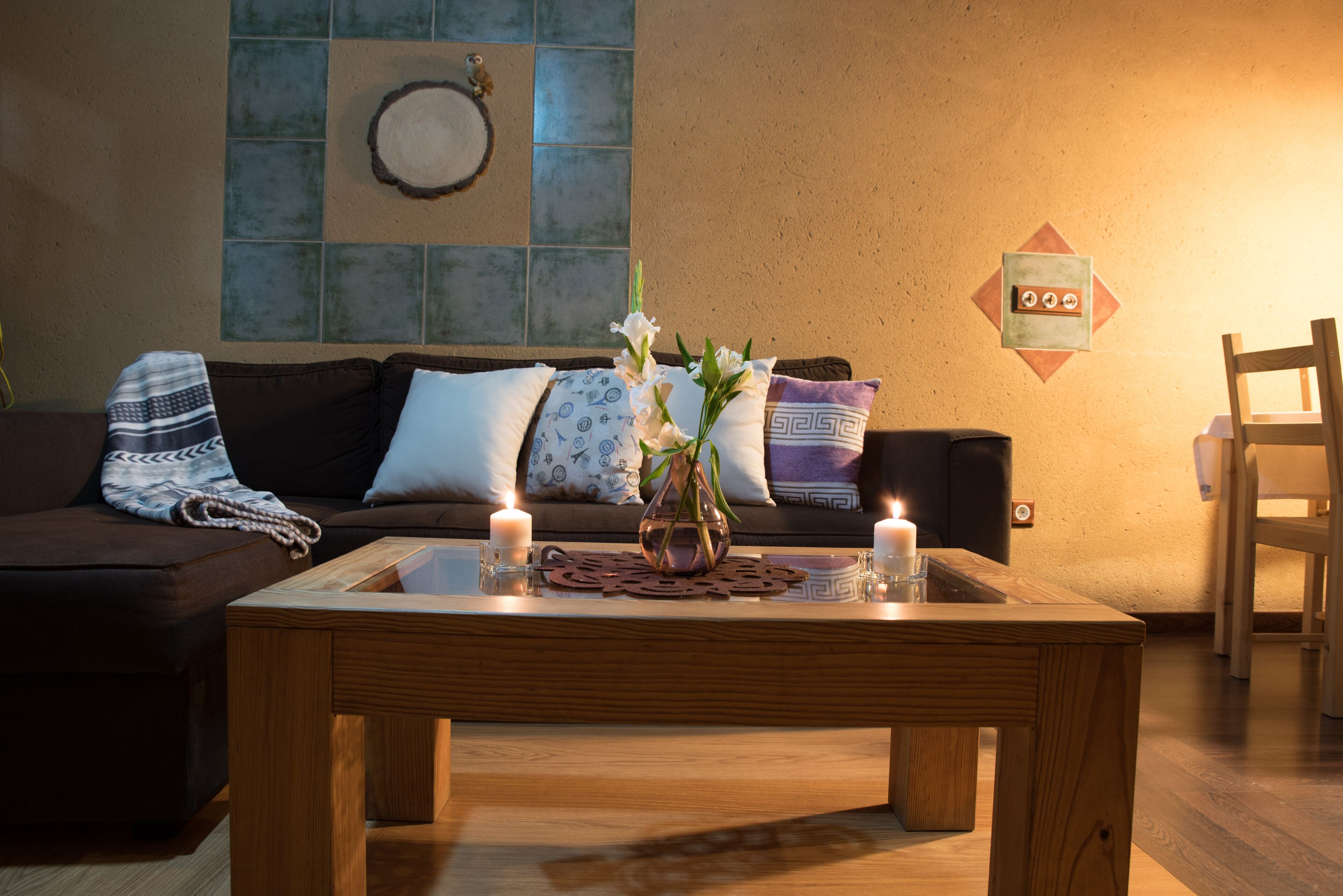 Télévision, cheminée, livres, chaîne hi-fi