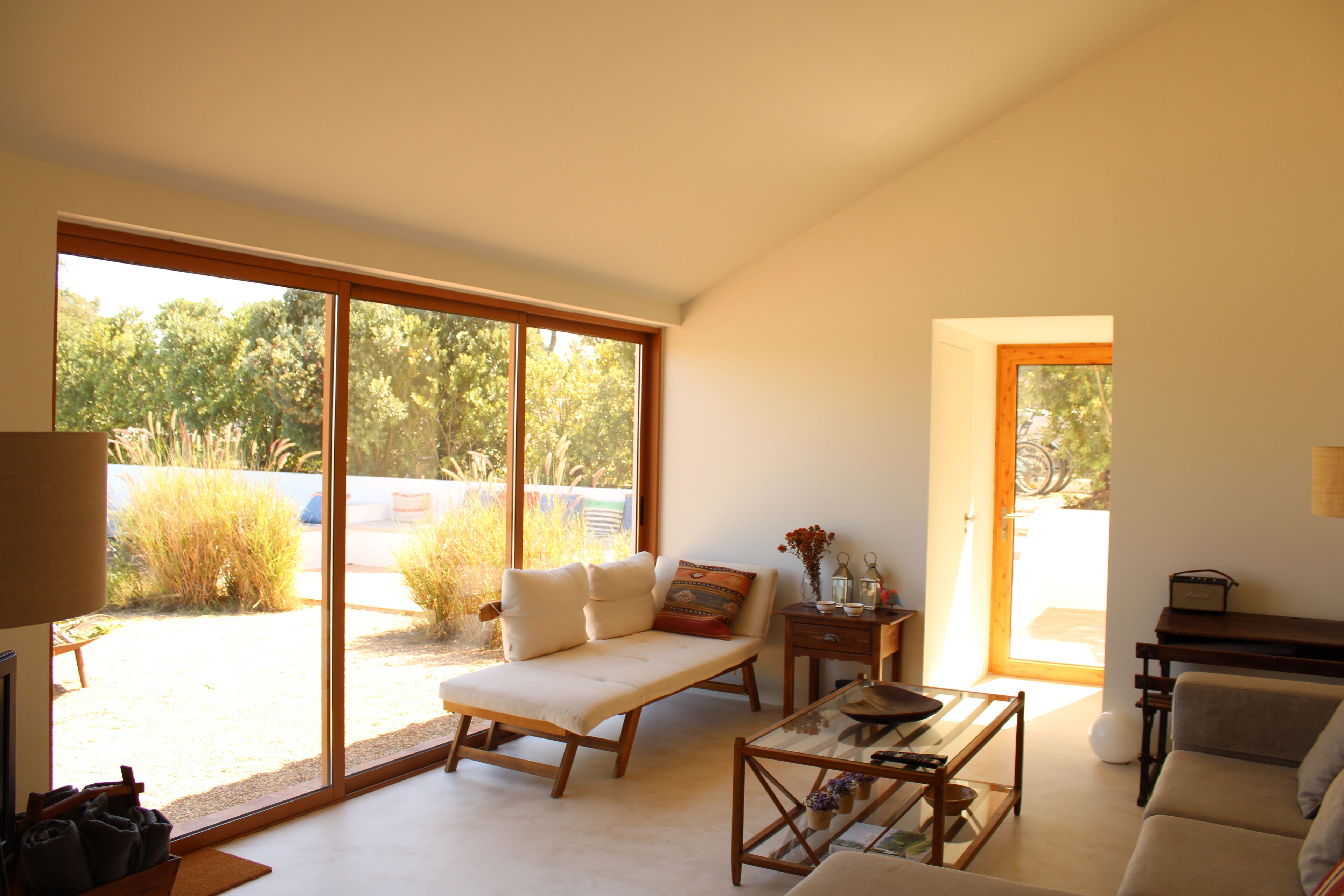 Televisión y chimenea 